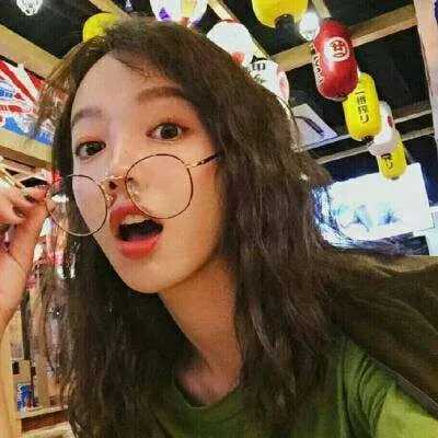 图片[2]-眼镜控女生头像-萌图百科