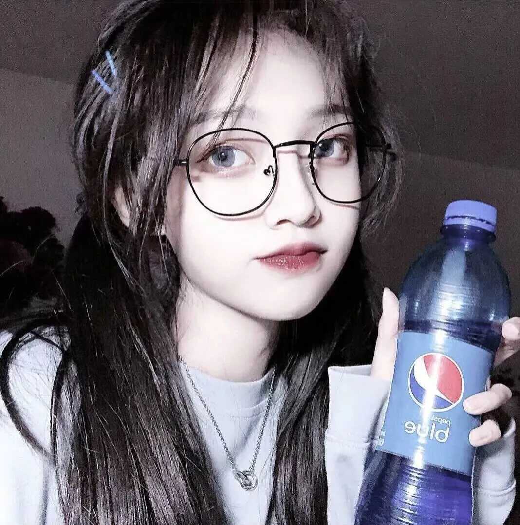 图片[4]-眼镜控女生头像-萌图百科