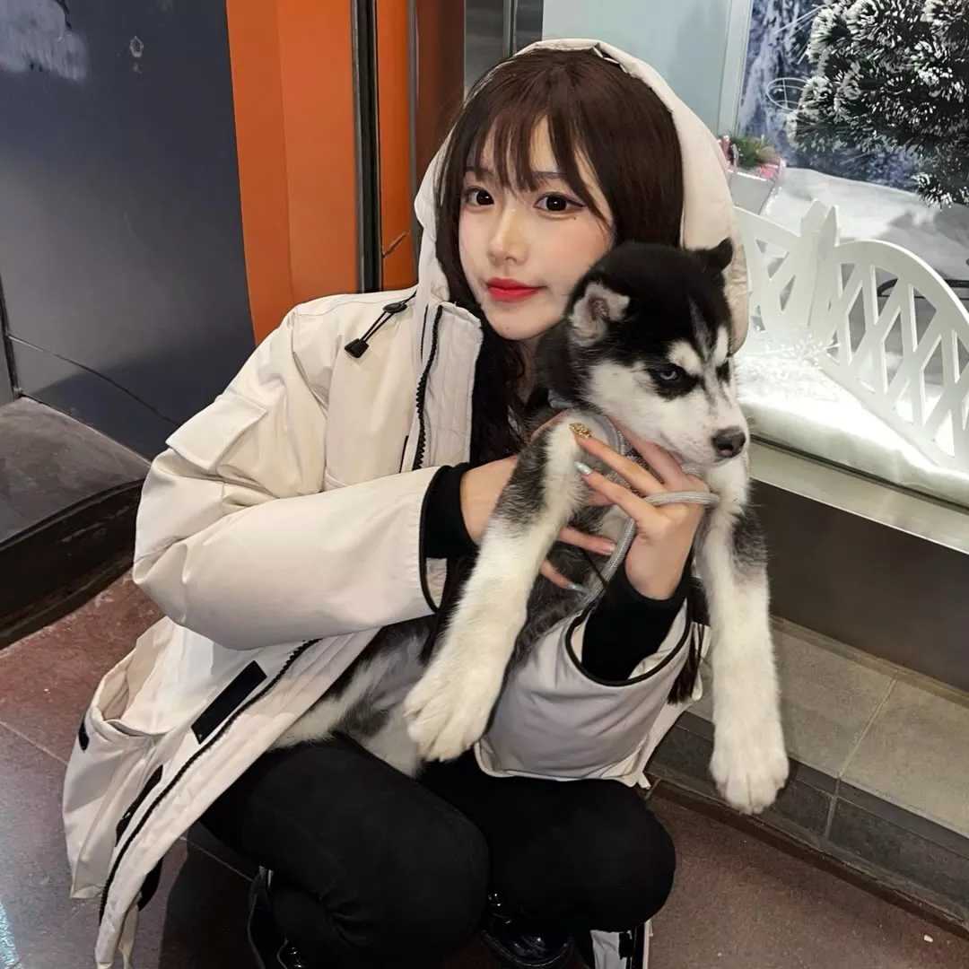 图片[3]-露肩露脸的头像女生-萌图百科