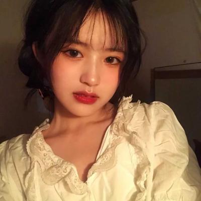 露肩露脸的头像女生-萌图百科