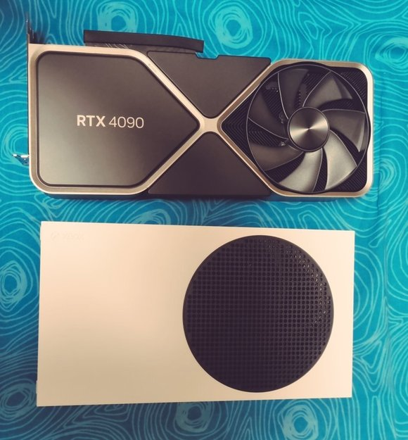 RTX 4090显卡与各类游戏主机的大小对比