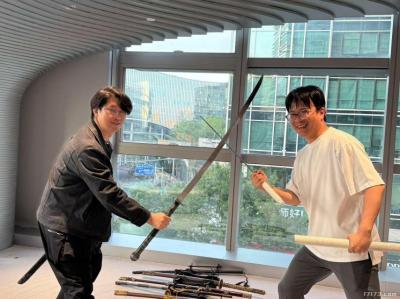 金亨泰造访《影之刃零》工作室！两位制作人现场大打出手？-萌图百科