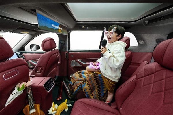 2025年现象级豪华SUV：问界M8蝉联40万级销冠