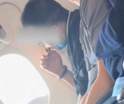 乘客拍下飞机上有人多次吸电子烟 厦航回应：飞机上可携带但禁止吸食-萌图百科