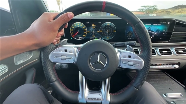 奔驰高速上遭远程熄火劫车 奔驰回应：原厂功能无法行驶中远程熄火-萌图百科