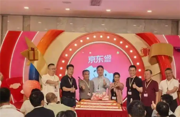 京东总部举办618周年庆活动  蔚来李斌现身为刘强东站台-萌图百科