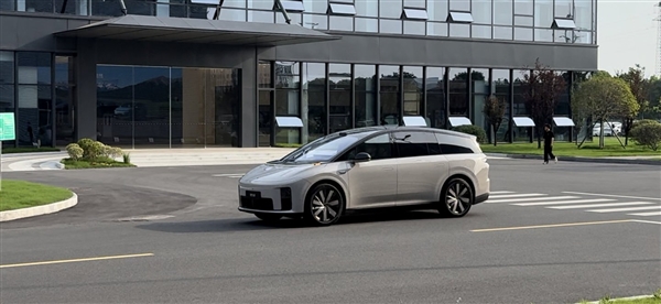 理想今年最重磅的新车！全新i8实车出街：你会考虑它吗-萌图百科