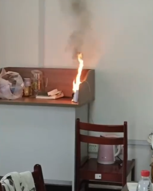 罗马仕充电宝非召回款又自燃 学生：在学校图书馆突然爆炸