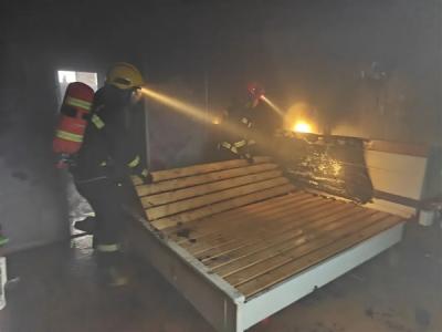 充电宝卧室放电突然起火 剃须刀被烧成黑炭-萌图百科