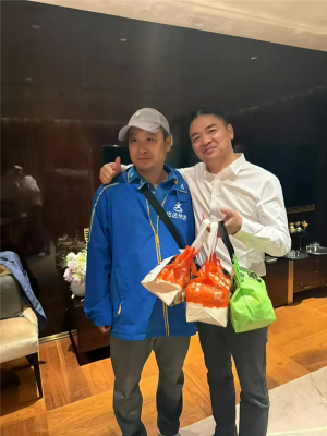 刘强东检查工作住酒店 点外卖给小哥1000元小费并合影-萌图百科