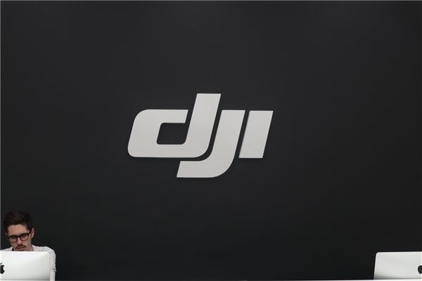 大疆首款扫拖机器人来了！DJI ROMO官微上线：预计本月发布