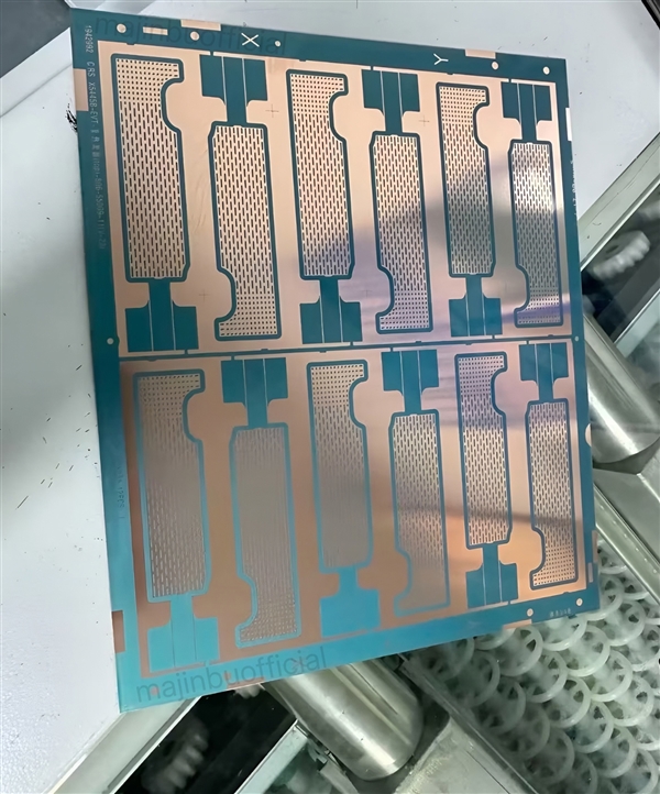 苹果iPhone 17 Pro首次堆散热：均热板谍照曝光-萌图百科