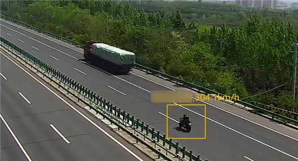 最快超300km/h！7辆摩托车高速上疯狂飙车：骑手驾照全吊销