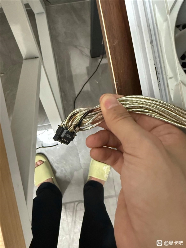 首批受害者出现：RTX 5090D电源接口接连被烧！-萌图百科