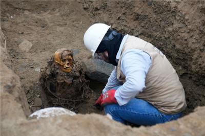 秘鲁发现一具木乃伊：坐在那里1000年-萌图百科