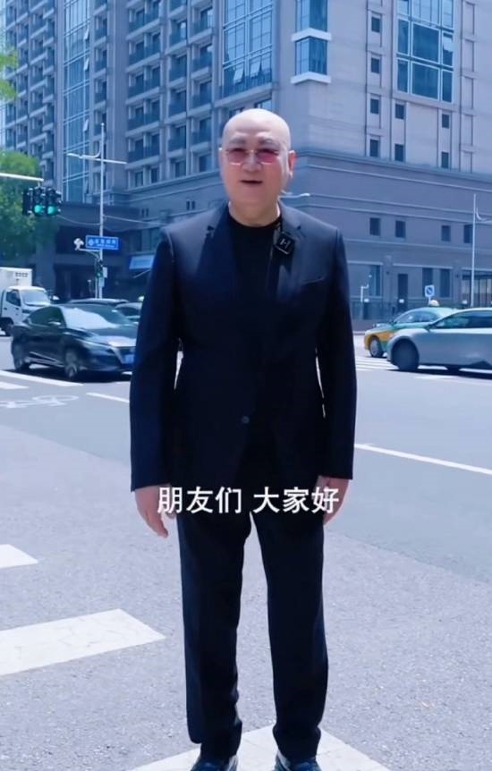 手握百亿遗产！唐僧都开始卖房 西装革履介绍北京高端楼盘-萌图百科