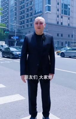 手握百亿遗产！唐僧都开始卖房 西装革履介绍北京高端楼盘-萌图百科