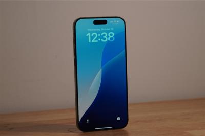 iPhone 18系列正面曝光：标准版药丸屏 Pro版单挖孔-萌图百科