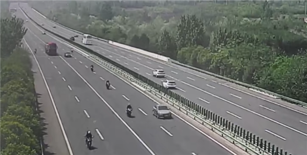 最快超300km/h！7辆摩托车高速上疯狂飙车：骑手驾照全吊销-萌图百科