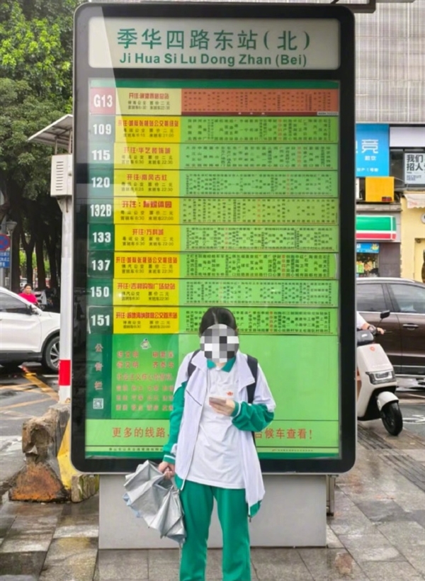 佛山一公交牌目测超3米 网友吐槽：是给姚明看的