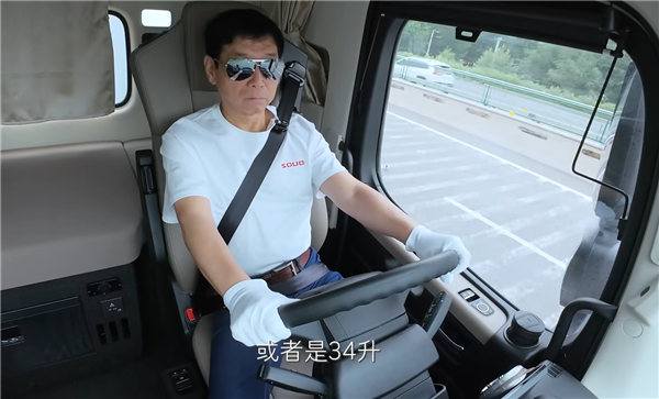 魏建军亲自开长城重卡半挂运货：全车1050匹马力 油耗仅24L/100km-萌图百科