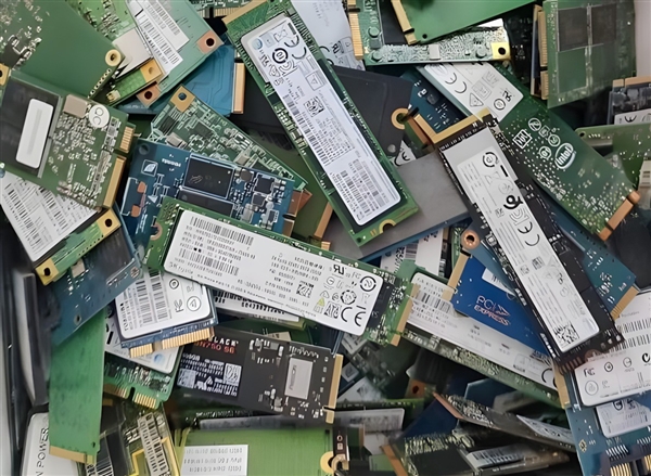 只看3000MB/s买到的固态不如机械硬盘-萌图百科