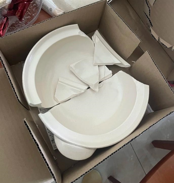 网购无印良品陶瓷碗收到一堆碎片 客服：不退不换只赔4元-萌图百科