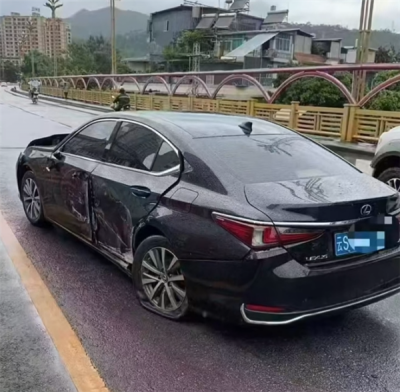 比电影还刺激！云南一路面塌陷出大坑 雷克萨斯飞车而过-萌图百科