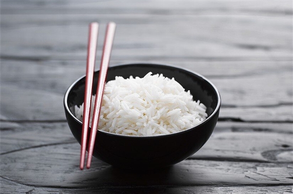 广东清远地震时男孩返回干饭 网友：慌张的爸淡定的妈和饥饿的他-萌图百科