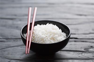 广东清远地震时男孩返回干饭 网友：慌张的爸淡定的妈和饥饿的他-萌图百科