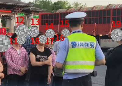 超员171%！7座面包车塞了19人：司机12分被扣光-萌图百科