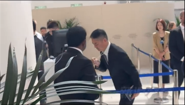 刘强东出现在夏季达沃斯会场 正去参加总理闭门会-萌图百科