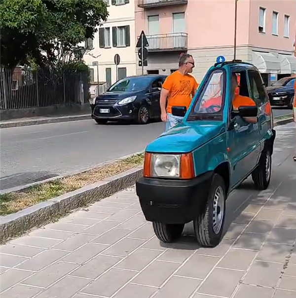 妥妥“纸片车”！意大利人打造世界最窄汽车：方向盘没碗大-萌图百科