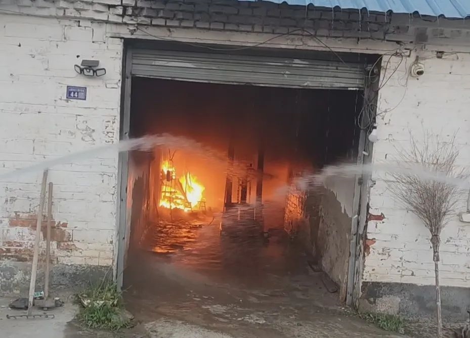 电动自行车屋里充电突然起火 险些引爆两个煤气罐-萌图百科