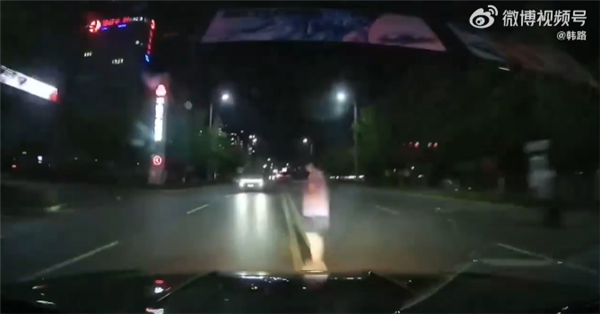 两车互闪远光灯 结果导致路人无辜被撞！网友热议咋定责-萌图百科