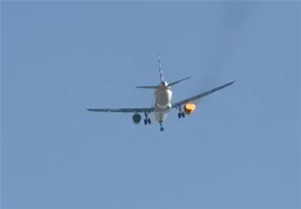 美国航空公司一客机起飞后发动机起火 现场视频曝光-萌图百科