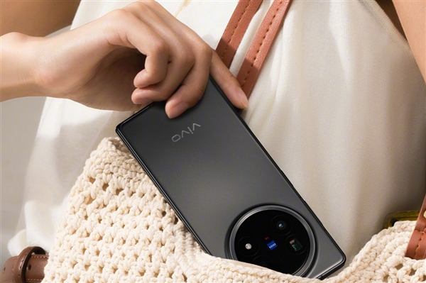 轻薄折叠屏终结者！vivo X Fold5仅重217g：刷新行业最轻纪录-萌图百科