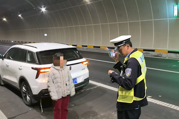 女司机高速逆行70公里 自称跟着导航走 发现别人行驶方向相反才惊觉-萌图百科