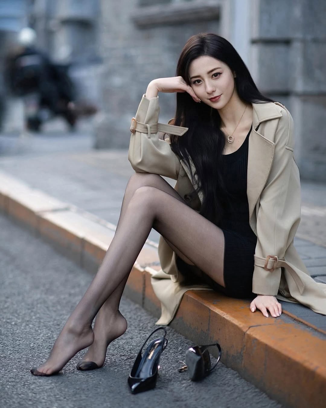 日本模特鈴木みか福利图赏：黑丝美腿 曼妙身姿！
