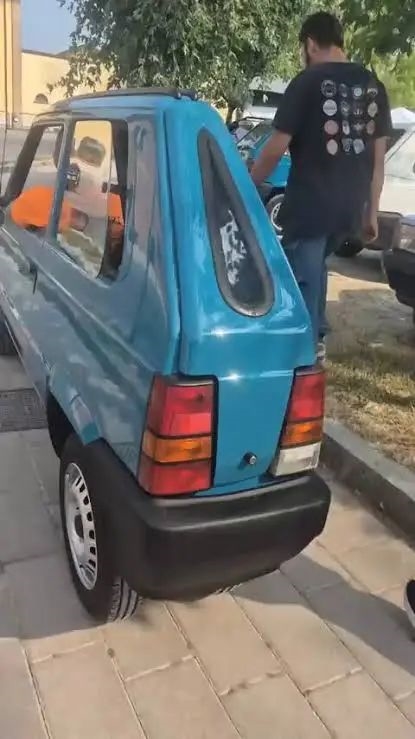 宽50厘米！意大利男子开“纸片车”出街：但凡胖一点就进不去