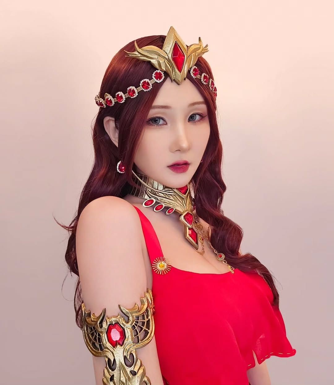 《剑星》第三位体模亮相 性感御姐Cos美到极致