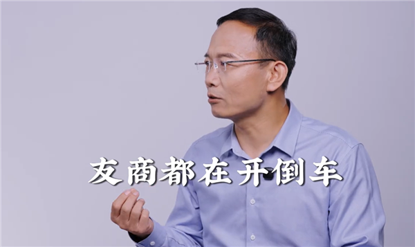 荣耀高管直言友商折叠屏影像开倒车 别人在退步 我们在进步-萌图百科