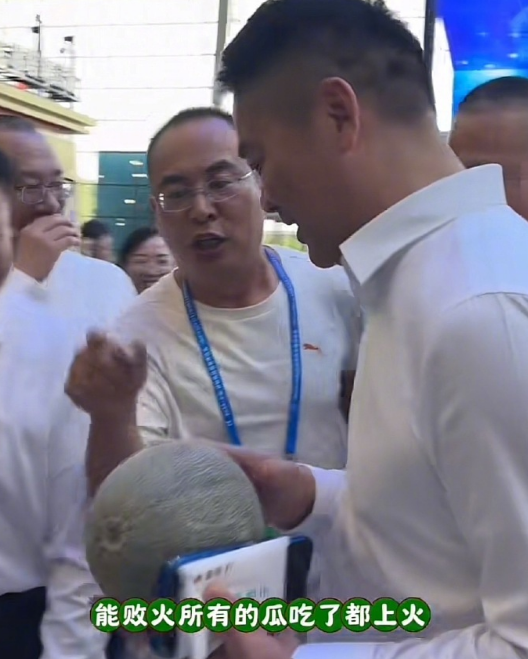 刘强东现身乌鲁木齐 热心摊主送哈密瓜请他品尝-萌图百科