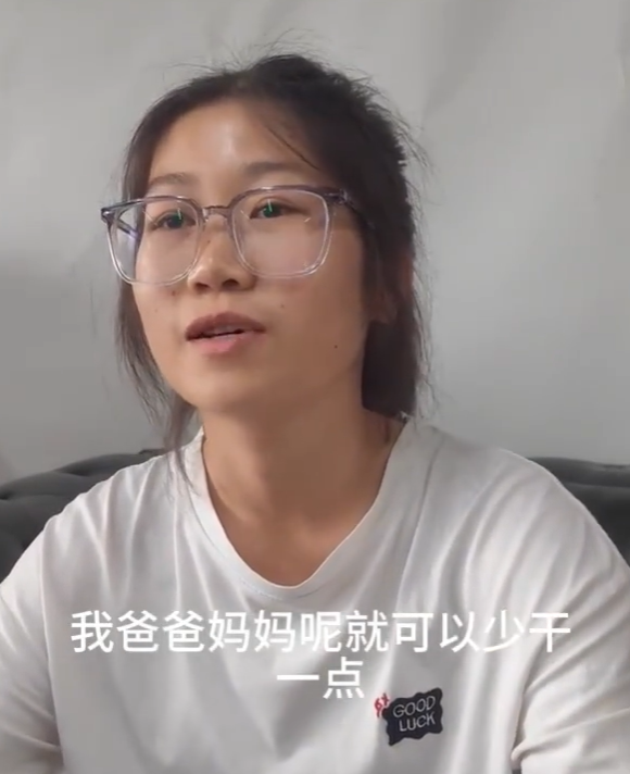 “288分女生”VS“扁担女孩”：一个走红带货 一个不想被打扰