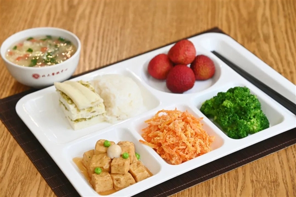 北大食堂推出毕业套餐：鸡翅和鱼只要9.85元