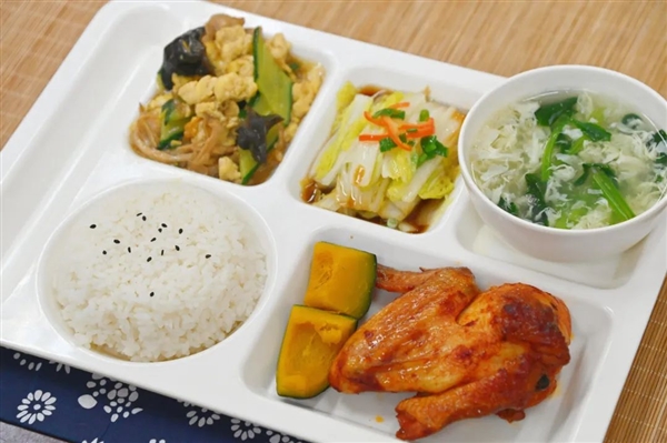 北大食堂推出毕业套餐：鸡翅和鱼只要9.85元-萌图百科