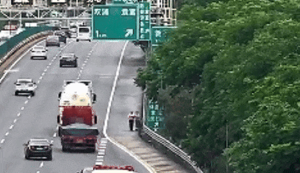 手机遗落高速服务区 两人竟在应急车道逆向往回走-萌图百科