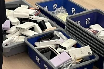 不用直接扔了 重庆机场不合规充电宝可免费暂存7天-萌图百科