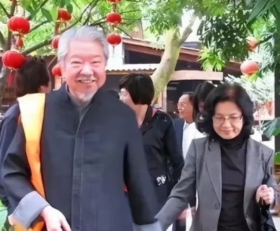 蔡澜助理发帖回应遗产分配：关你屁事！-萌图百科