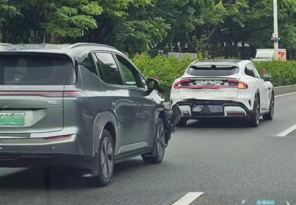 小米YU7上市后首撞：被后车追尾-萌图百科